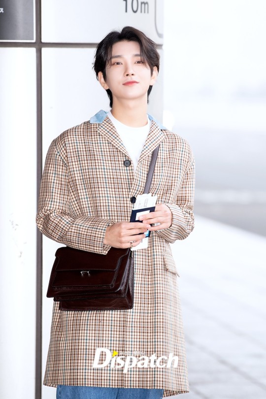 Seventeen S Joshua And Mingyu Pose For Cameras Before Departure Dipe