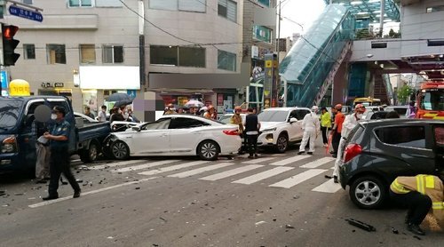 부산 반송서 유턴하다 6중 교통사고…4명 부상 디스패치 뉴스는 팩트다!
