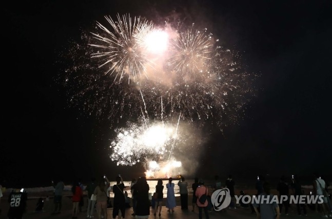 Поклонники Чонгука из BTS устроили большой фейерверк в его честь