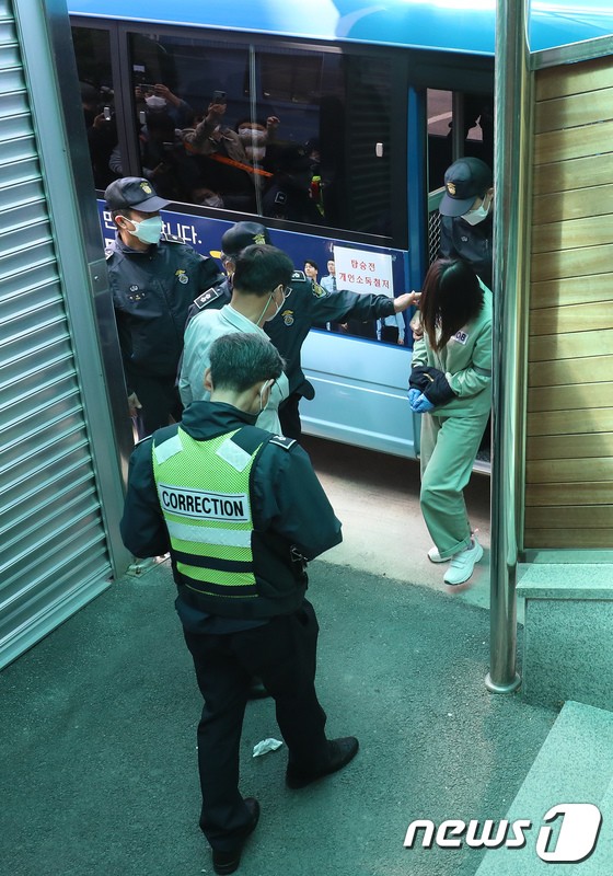 구미 사망 3세아 '언니' 법정 출석…머리카락으로 얼굴 가린 채 묵묵부답 | SNSFeed 제휴콘텐츠 제공 '실시간 핫이슈' 구미 사망 3세아 '언니' 법정 출석…머리카락으로 얼굴 가린 채 묵묵부답 | Snsfeed 제휴콘텐츠 제공 '실시간 핫이슈'