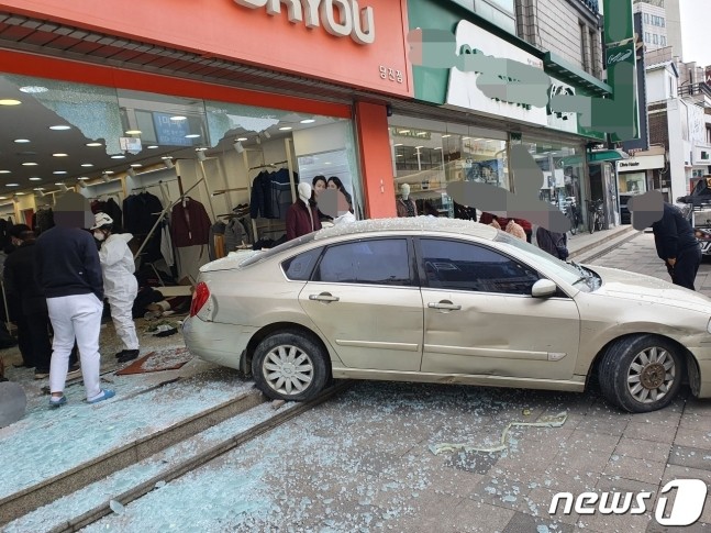 의류매장 이미지
