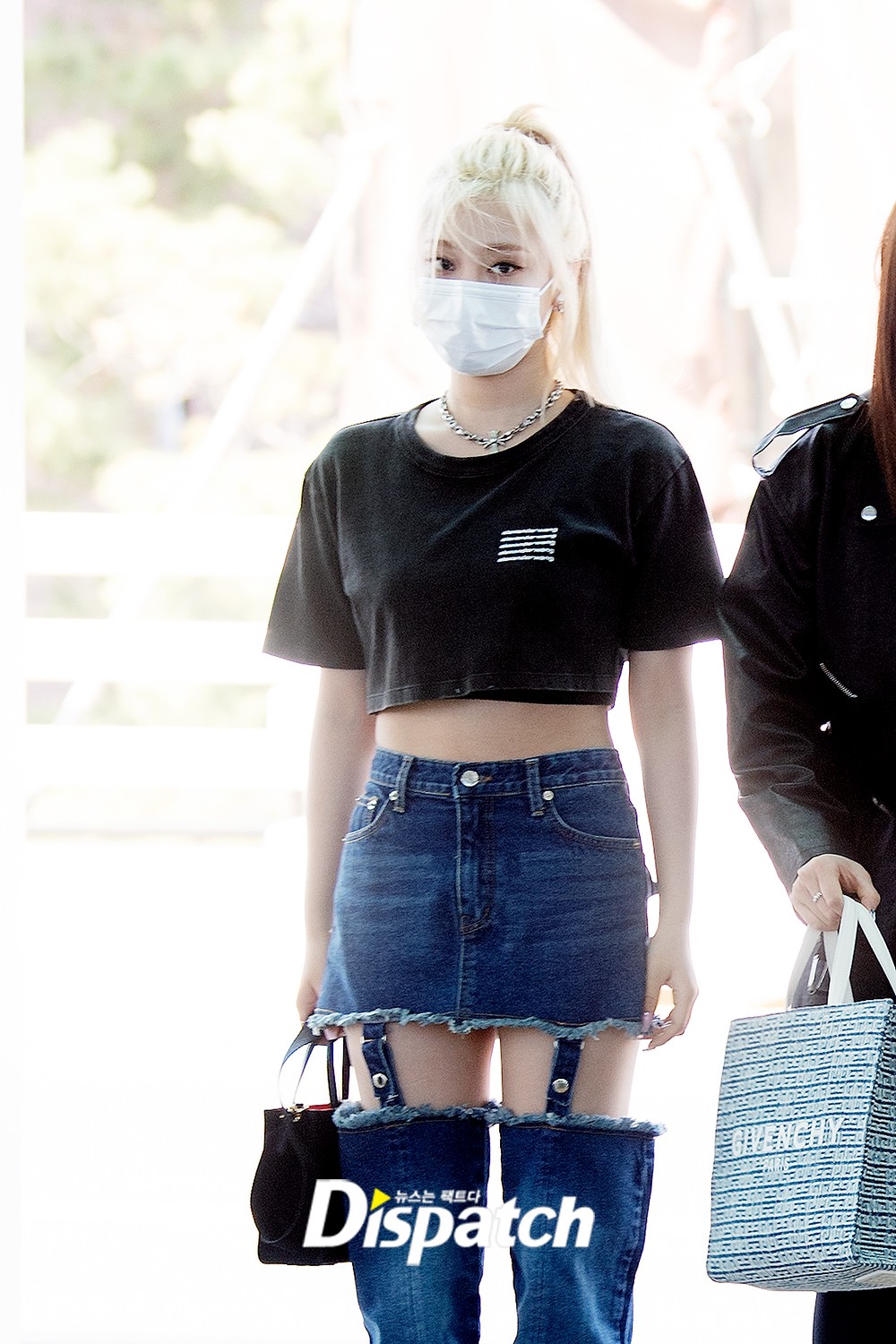 Aespa's Ningning is a Fashion Enthusiast in Airport Pictures | Korea  Dispatch