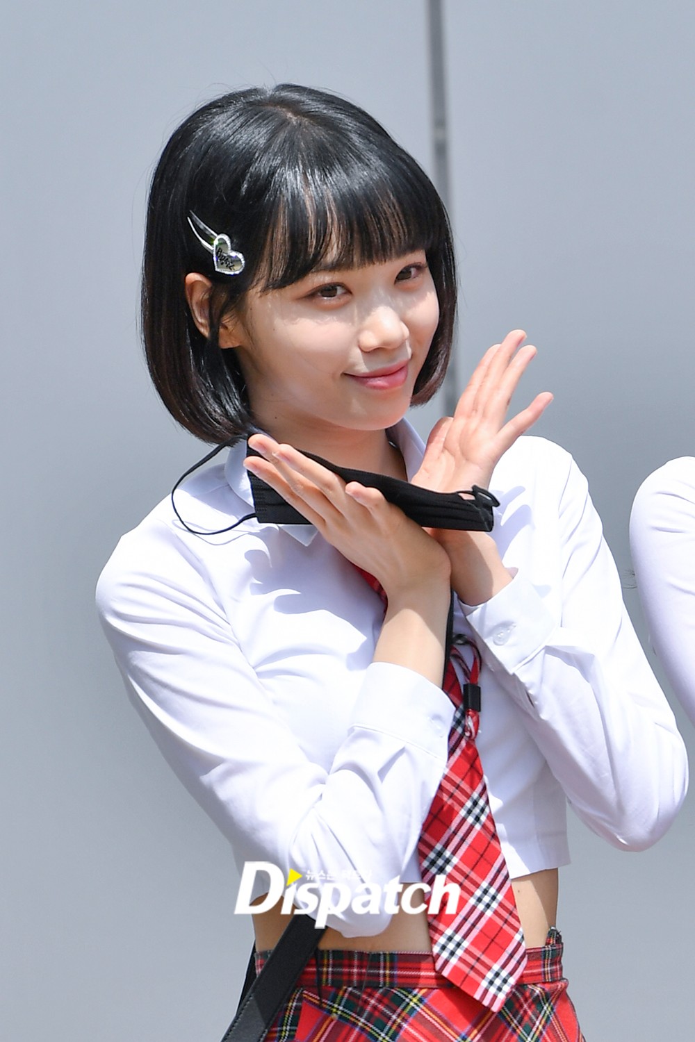 アイドル LE SSERAFIM UNIFORM SHIRT KIM CHAEWON L LE SSERAFIM's Kim Chaewon Is Cute in Pictures for 'Knowing