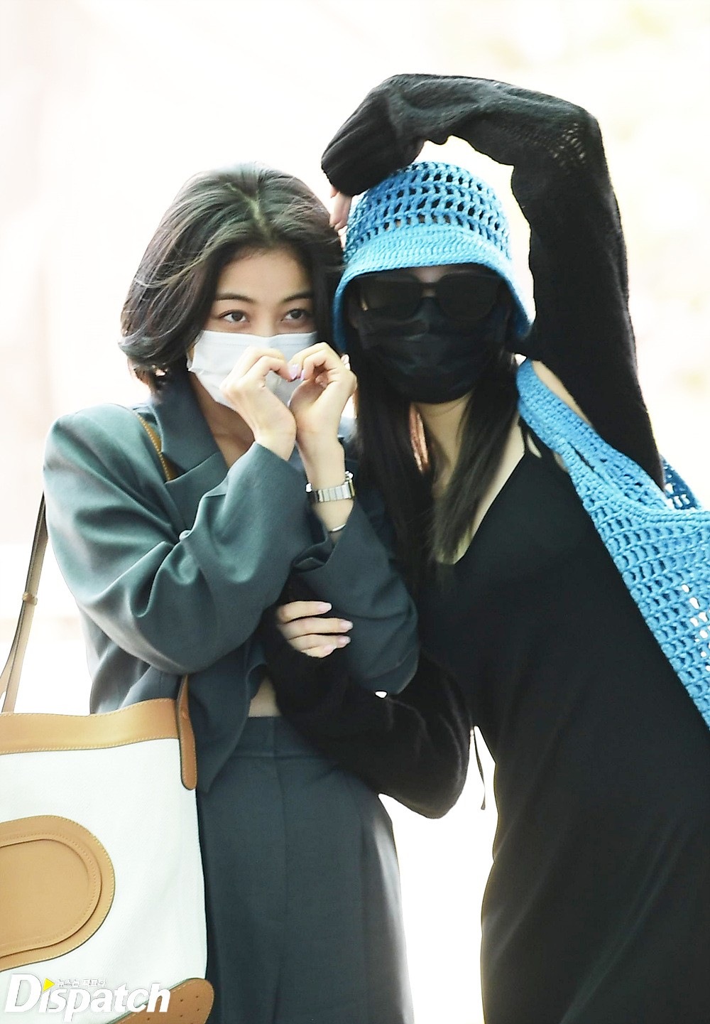TWICE's Jihyo and Sana Pose Together in Airport Pictures! | DIPE.CO.KR