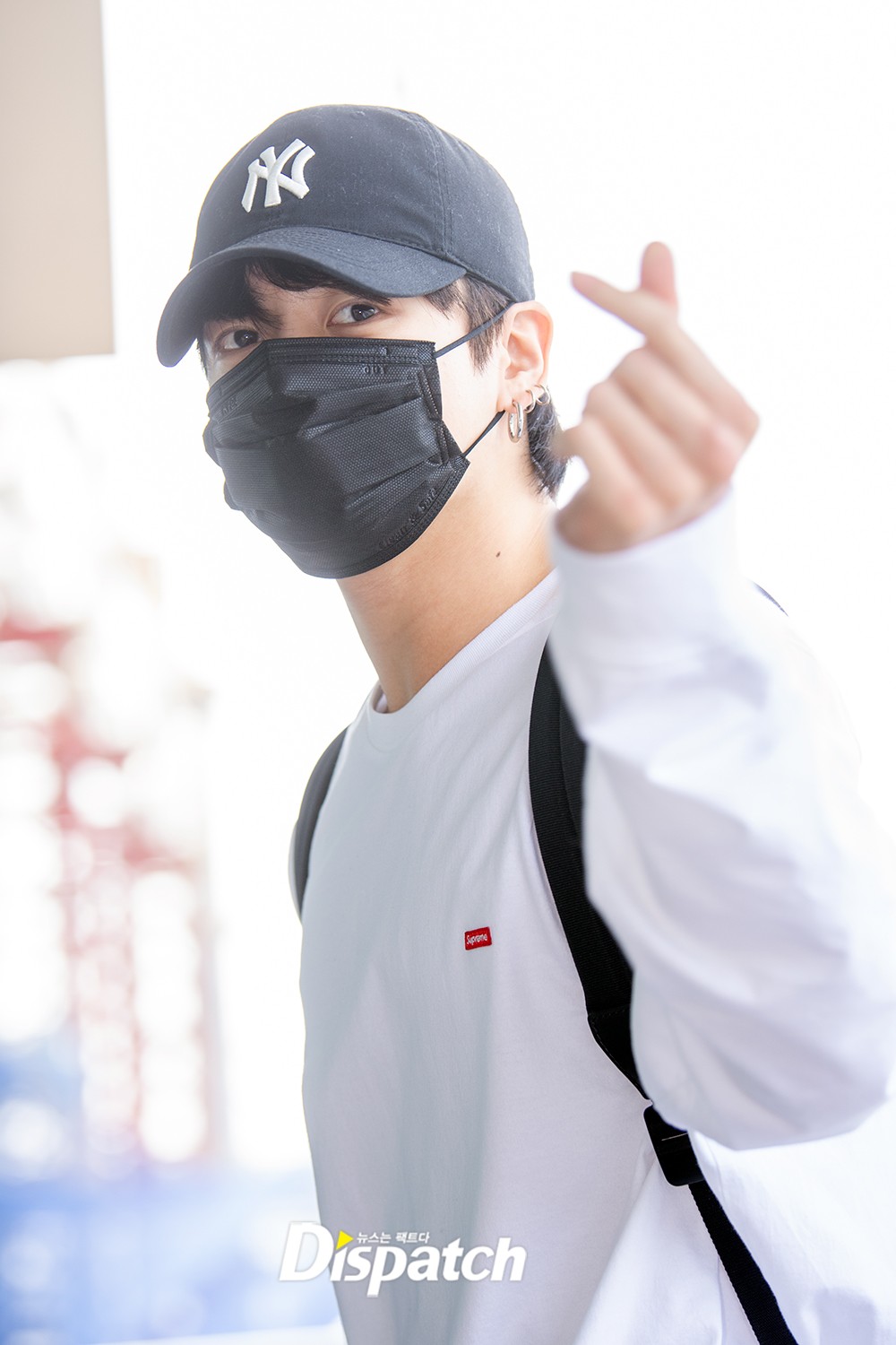 현장포토] “공항이 녹는다”…정국, 심쿵 손하트 | 디스패치 | 뉴스는 팩트다!