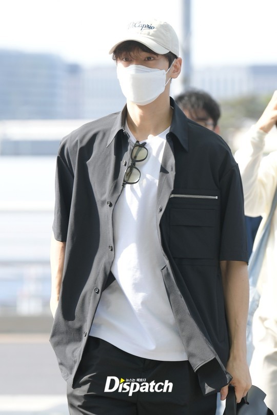 He looks cool even with his face is covered Cha Eun-woo, superior aura