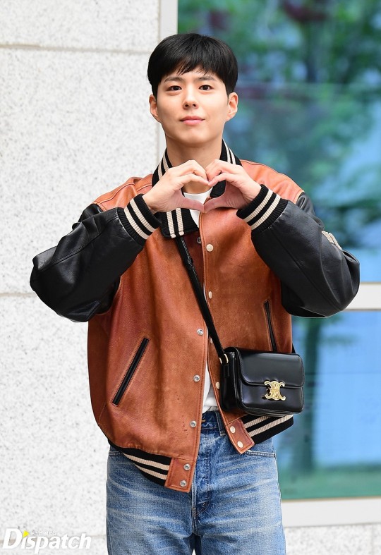 Park Bo-Gum sends out hearts in the air on the way to Paris
