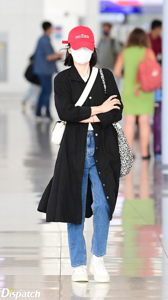 Song Hye-Kyo, covered up head-to-toe, arrives at Incheon International  Airport 