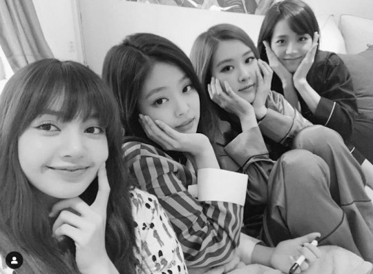 Blackpink's Lisa celebrates 6th anniversary with members | DIPE.CO.KR