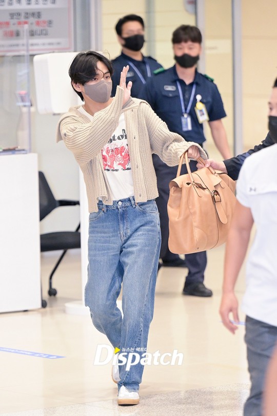 BTS' V waves for cameras at airport | DIPE.CO.KR