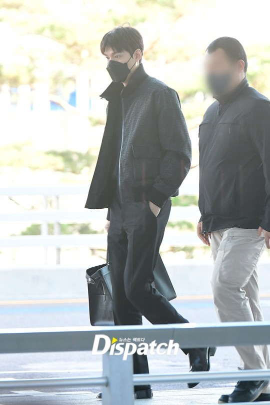 Lee Min-Ho waves for cameras at Incheon International Airport | DIPE.CO.KR