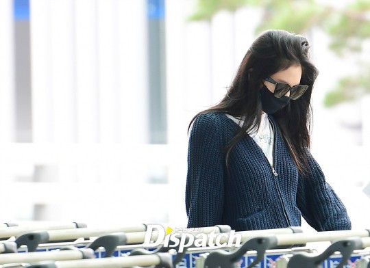 Blackpink's Jennie And Rose Wave For Cameras At Airport 