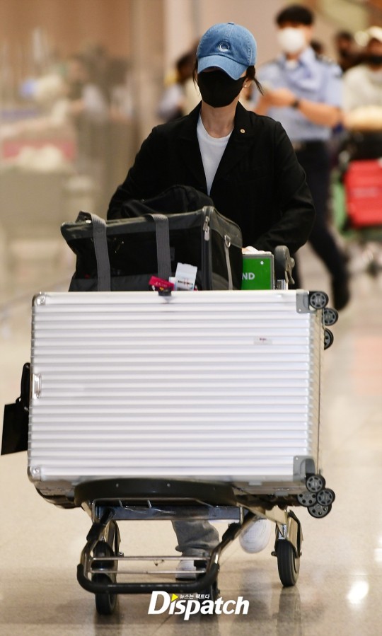 Song Hye-Kyo waves for cameras upon arrival in Seoul | DIPE.CO.KR