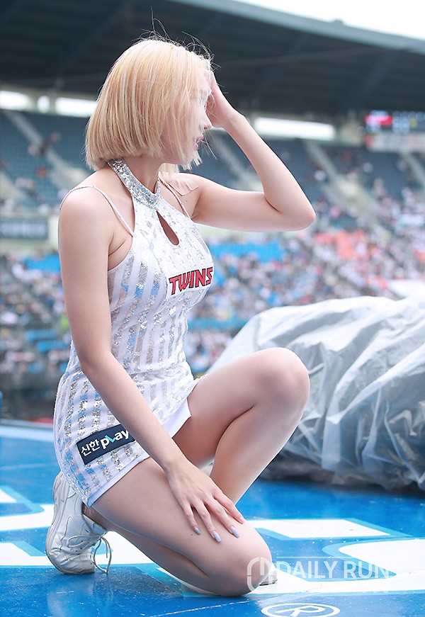 LG 금발 치어리더' 이진, KS를 위한 포석?...그는 이미 '비키니 여신' | SNSFeed 제휴콘텐츠 제공 '실시간 핫이슈'