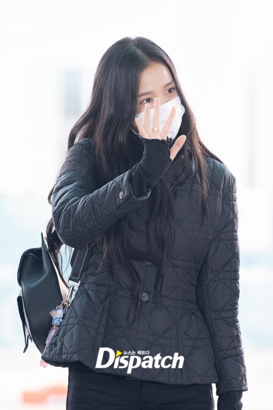 Blackpink wave for cameras at the airport | DIPE.CO.KR