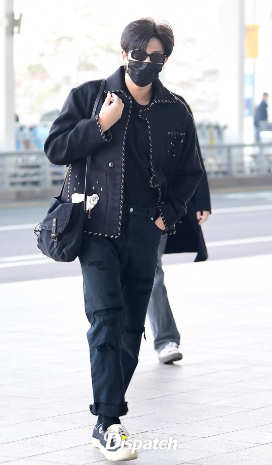 BTS' RM pulls off chic all-black fashion at airport