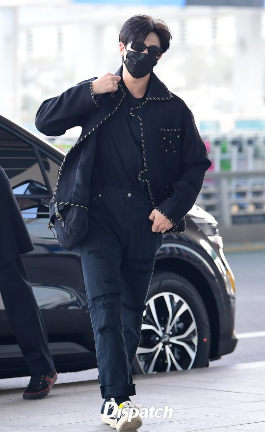 BTS' RM pulls off chic all-black fashion at airport | DIPE.CO.KR