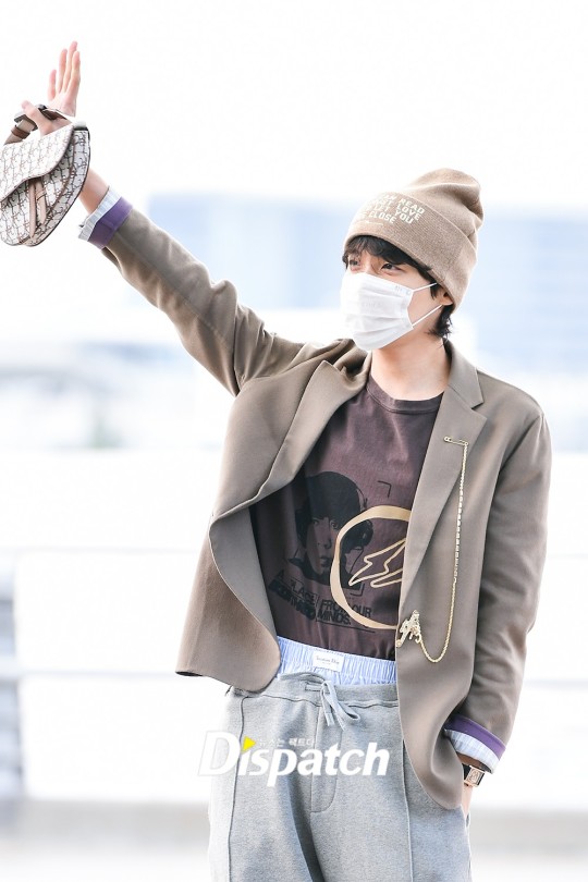 J-Hope Greets Fans at the Airport!