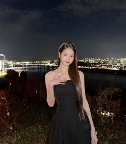 Ive's Jang Won-Young lights up the night sky