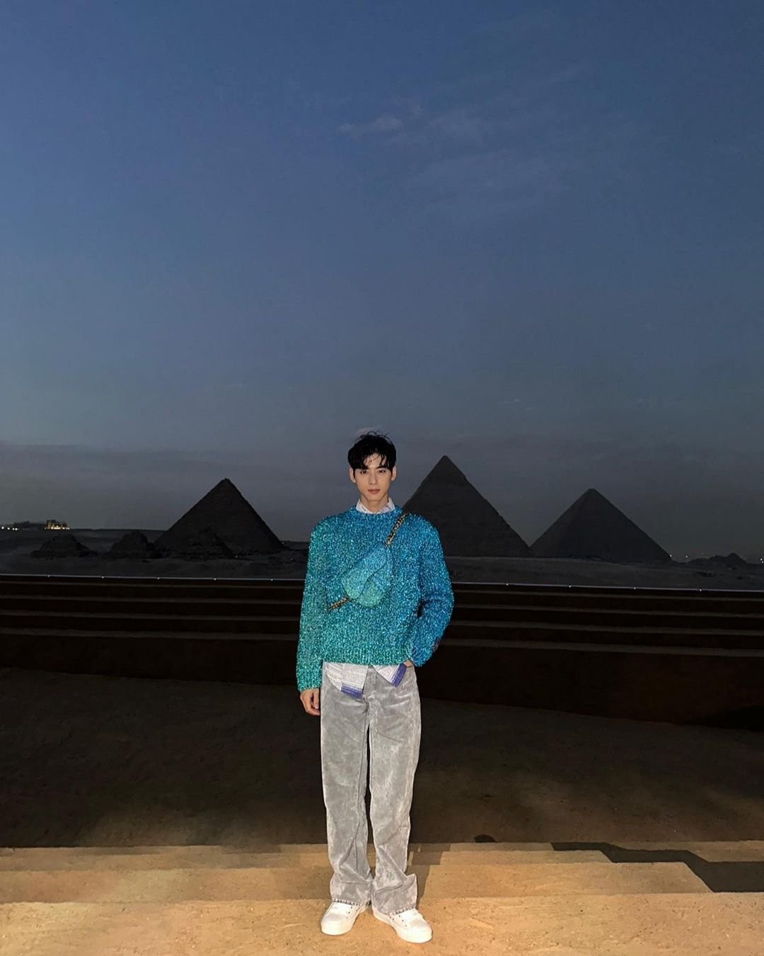 Cha Eun Woo mesmerizes fans & public figures alike in Cairo's airport on  his way to a DIOR event