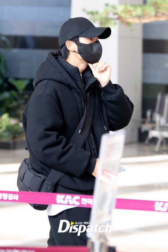 Jung Hae-in pulls off chic all-black fashion at airport | DIPE.CO.KR