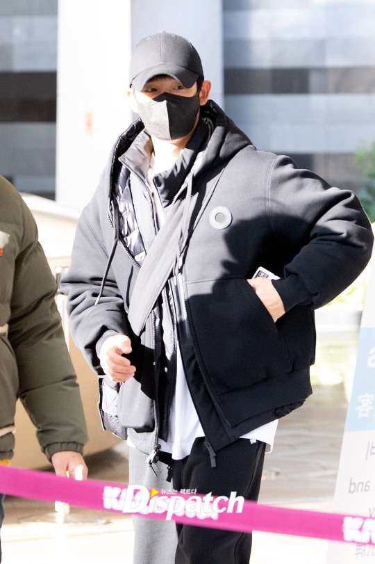 Jung Hae-in pulls off chic all-black fashion at airport | DIPE.CO.KR