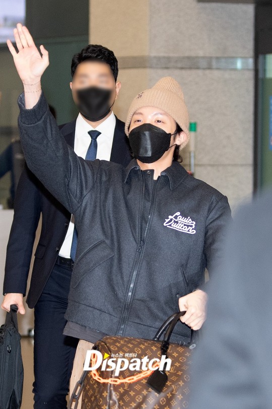 BTS's J-Hope turns the Incheon International Airport into his stage as he  departs for the 'Golden Disc Awards