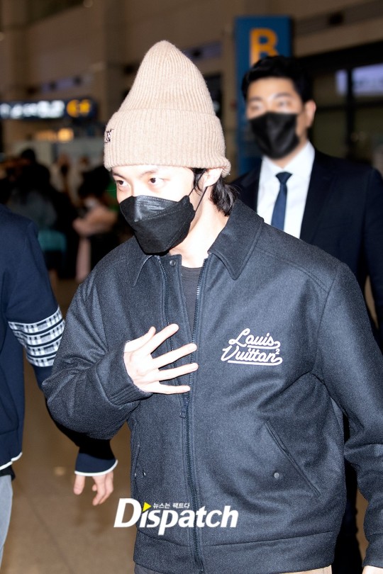 BTS's J-Hope turns the Incheon International Airport into his stage as he  departs for the 'Golden Disc Awards