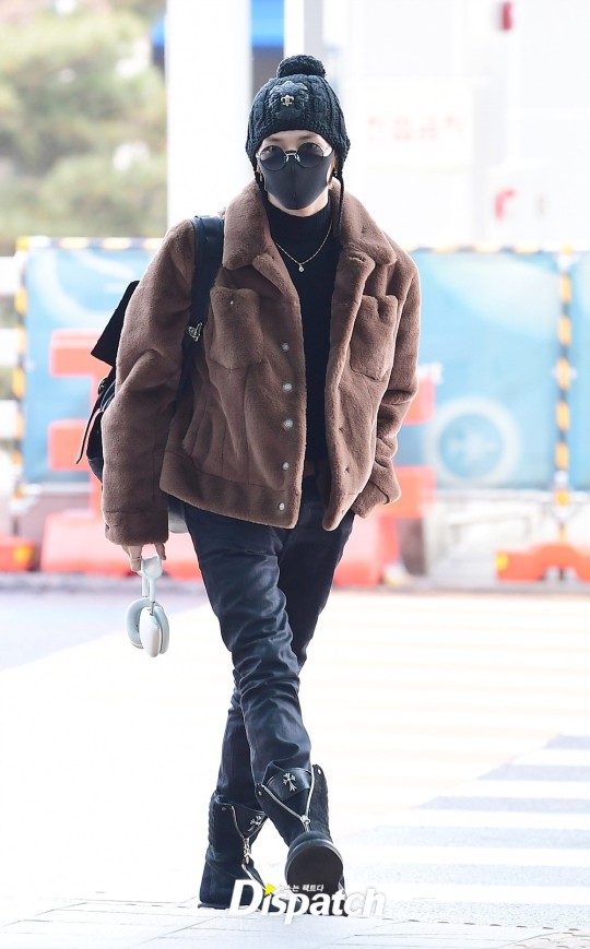NCT 127 Taeyong waves for cameras before departure | DIPE.CO.KR