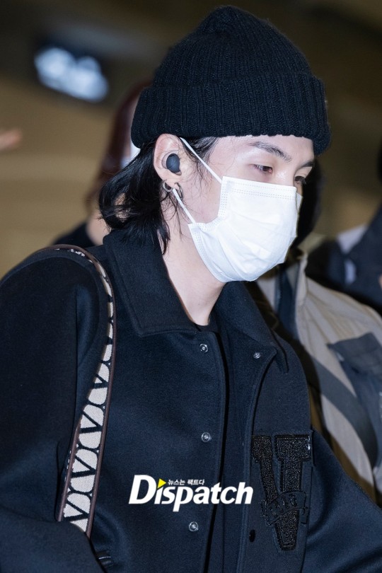 BTS' Suga pulls off chic all-black fashion at airport