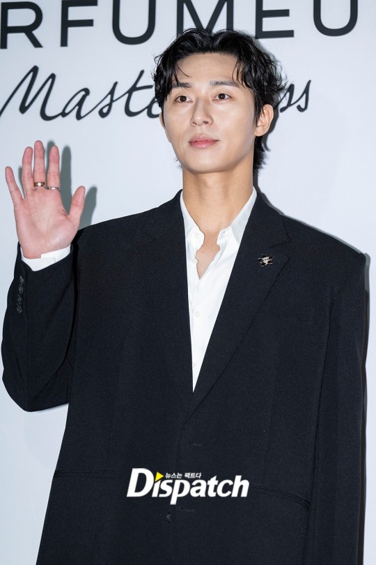 Lee Jae-Wook and Park Seo-Joon wave for cameras at perfume brand event ...