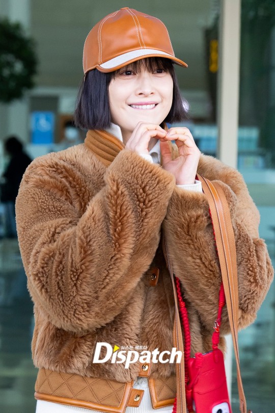 Check Out How BLACKPINK Lisa Created A Youthful Look With Faux Fur Coat At  The Airport