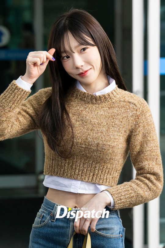 Taeyeon sends out love for cameras at airport | DIPE.CO.KR