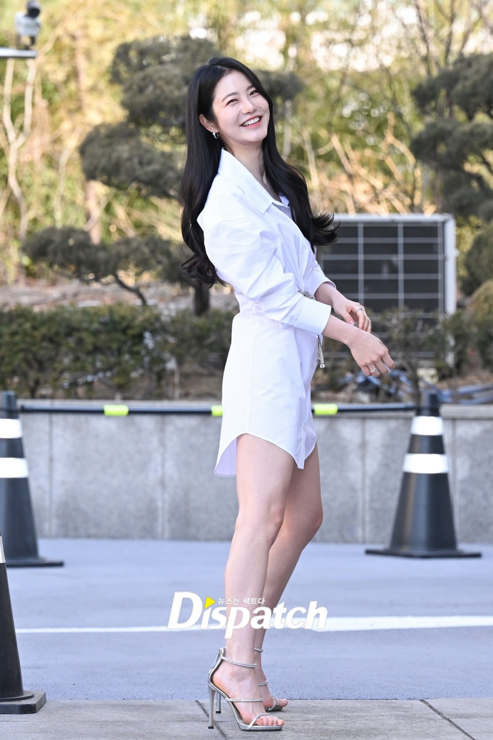 [현장포토] 동은아, 지금 너무 신나...신예은, 애교 가득 하트 | 디스패치 | 뉴스는 팩트다! [현장포토] 동은아, 지금 너무 신나...신예은, 애교... 