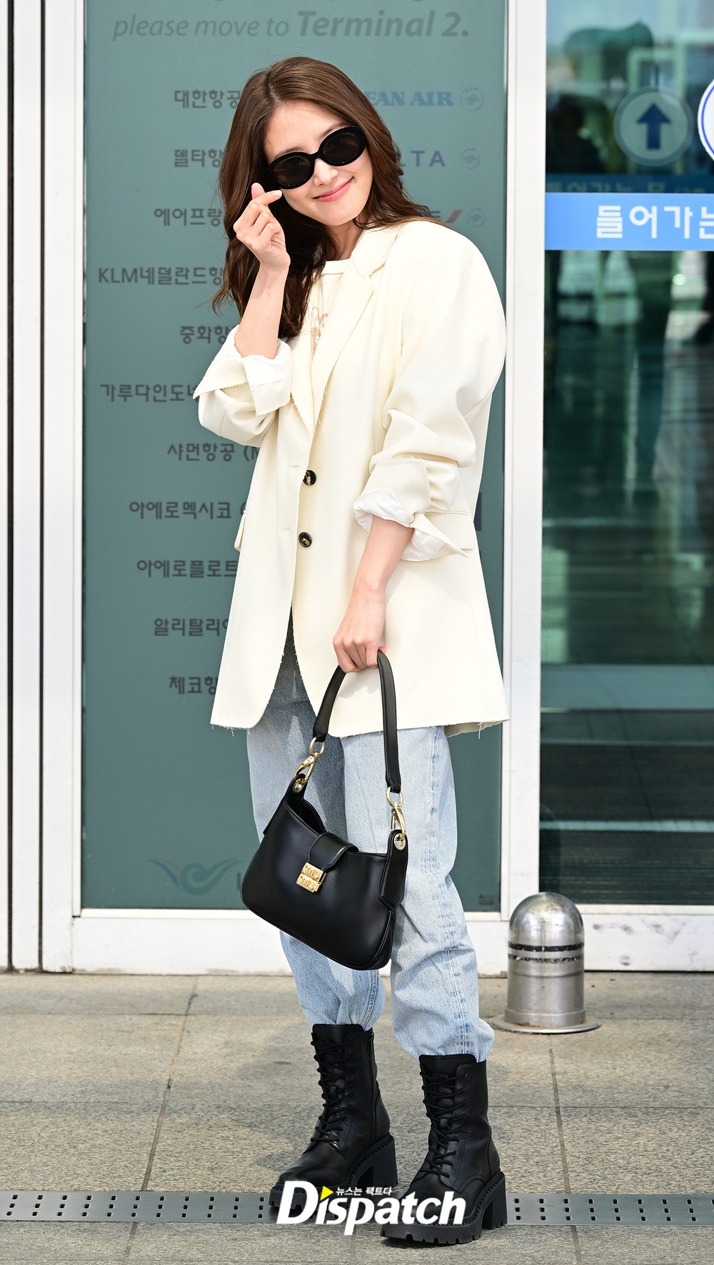 Lee Se-Young poses for cameras at airport | DIPE.CO.KR