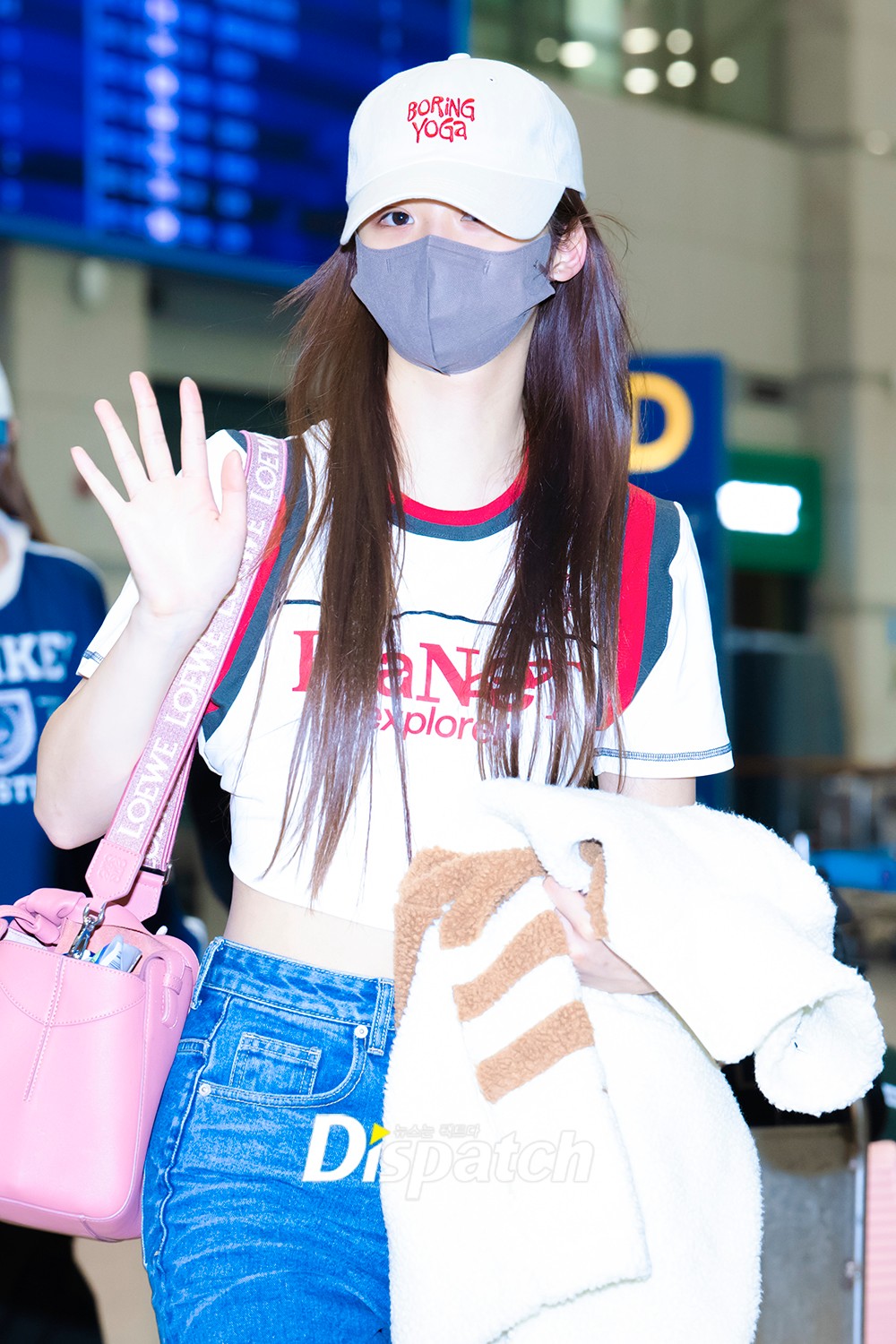 NMIXX's Sullyoon and Lily wave for cameras at airport | DIPE.CO.KR