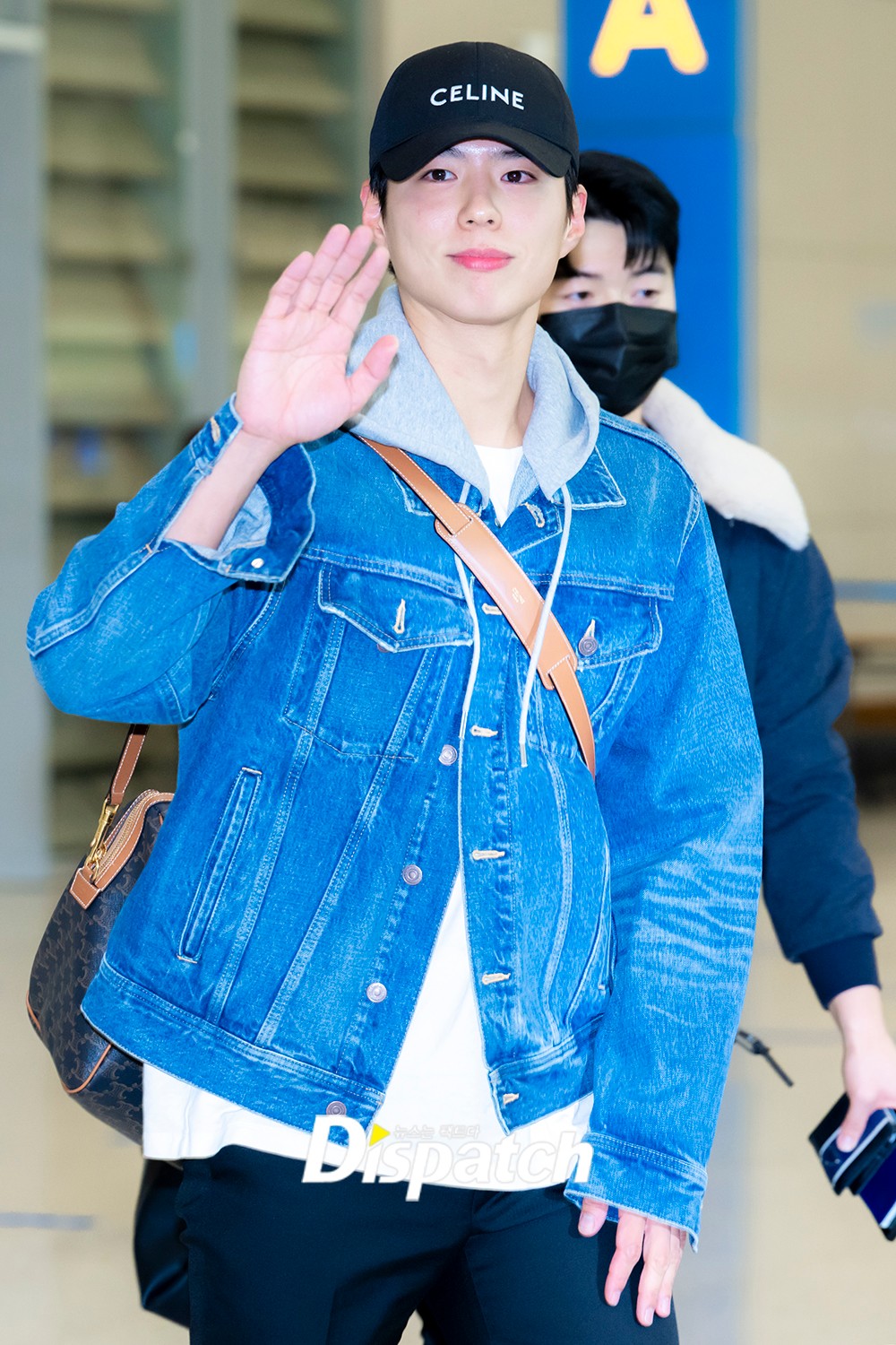 Park Bo Gum 🇵🇭 on X: Actor Park Bo-gum left for Tokyo, Japan through  Gimpo International On this day, Park Bo-gum created a warm airport fashion  with jeans and a shirt. The