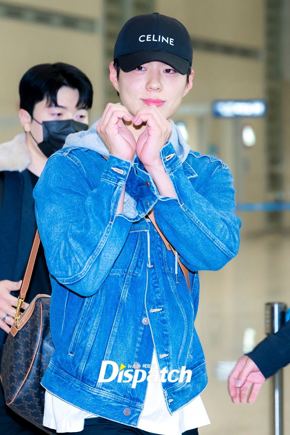 Park Bo Gum 🇵🇭 on X: Actor Park Bo-gum left for Tokyo, Japan through  Gimpo International On this day, Park Bo-gum created a warm airport fashion  with jeans and a shirt. The