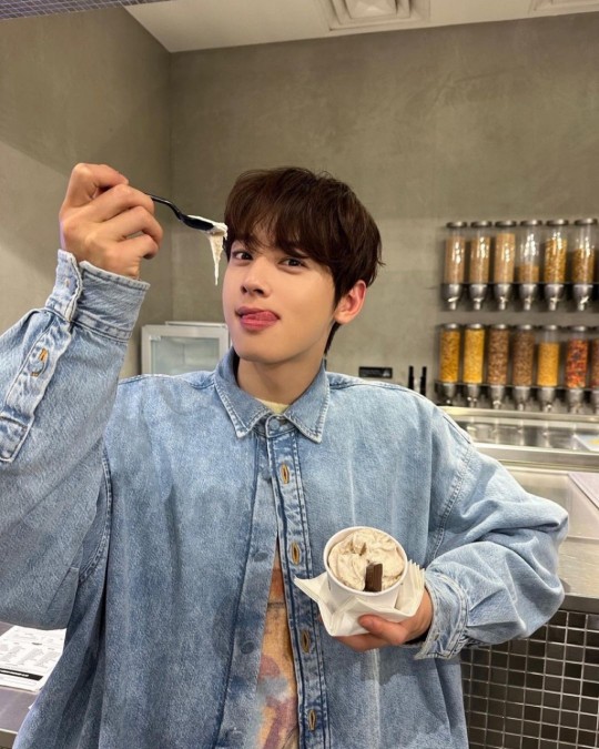 Cha Eun Woo pulls silly faces with ice cream in LA DIPE.CO.KR