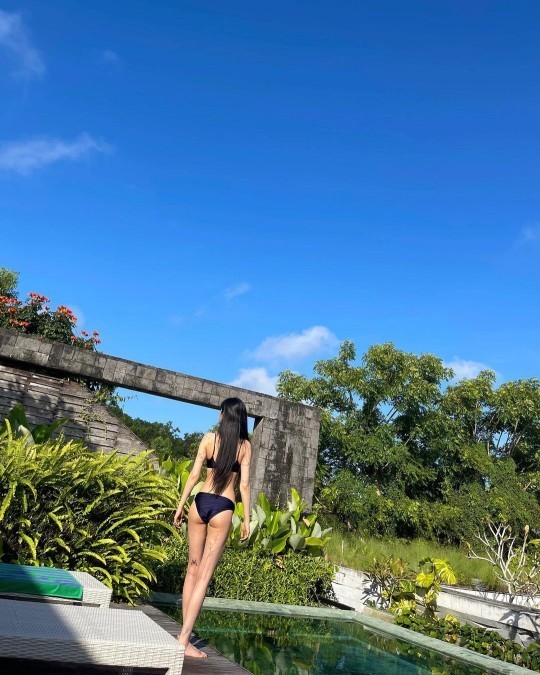 Nana showed off her slim figure in a bikini in Bali