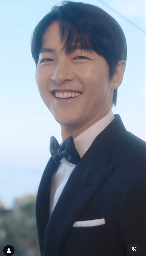Louis Vuitton on X: Cannes Film Festival 2023. House Ambassador Song  Joongki gets ready for the 76th edition red carpet in a timeless black  single-breasted suit jacket and cigarette trousers which he