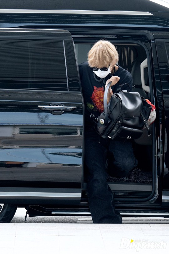 BTS' V captivates fans with cute wave at airport