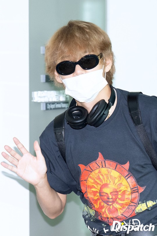 BTS-V様 BTS' V captivates fans with cute wave at airport | DIPE.CO.KR