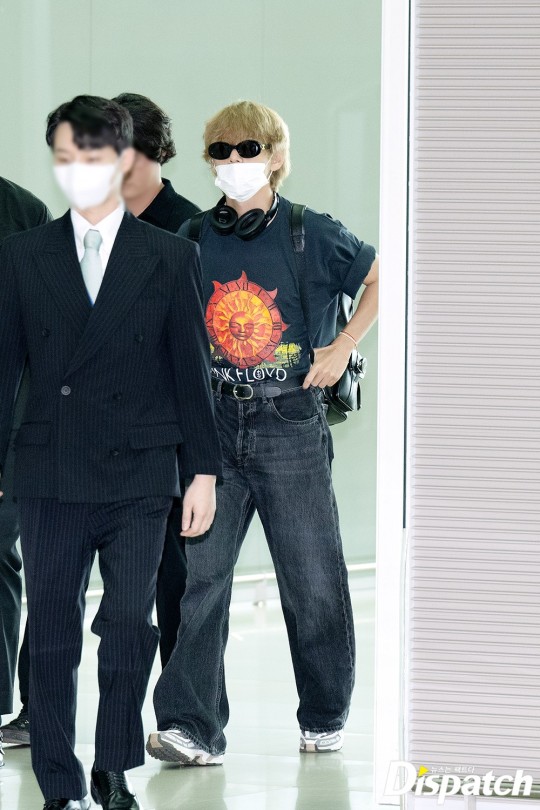 BTS-V様 BTS' V captivates fans with cute wave at airport | DIPE.CO.KR