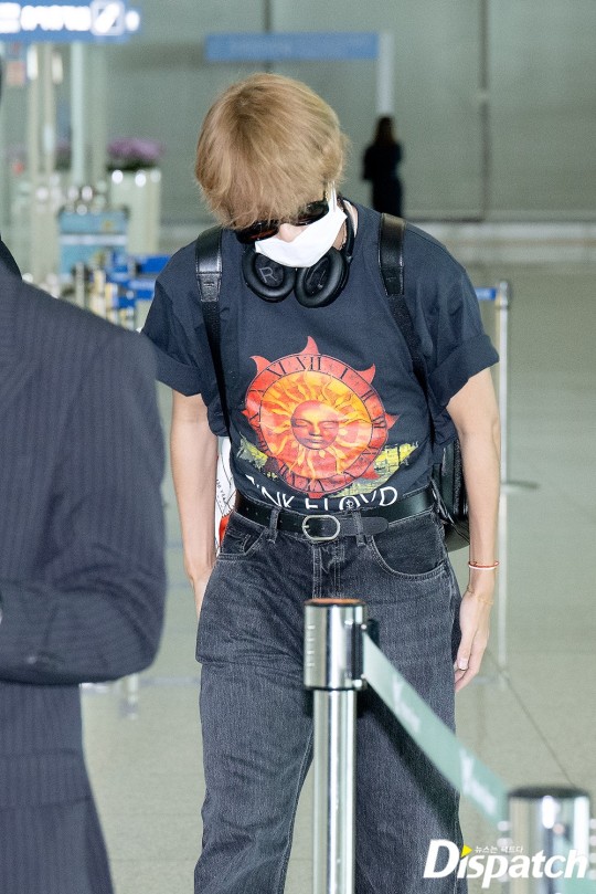 BTS-V様 BTS' V captivates fans with cute wave at airport | DIPE.CO.KR