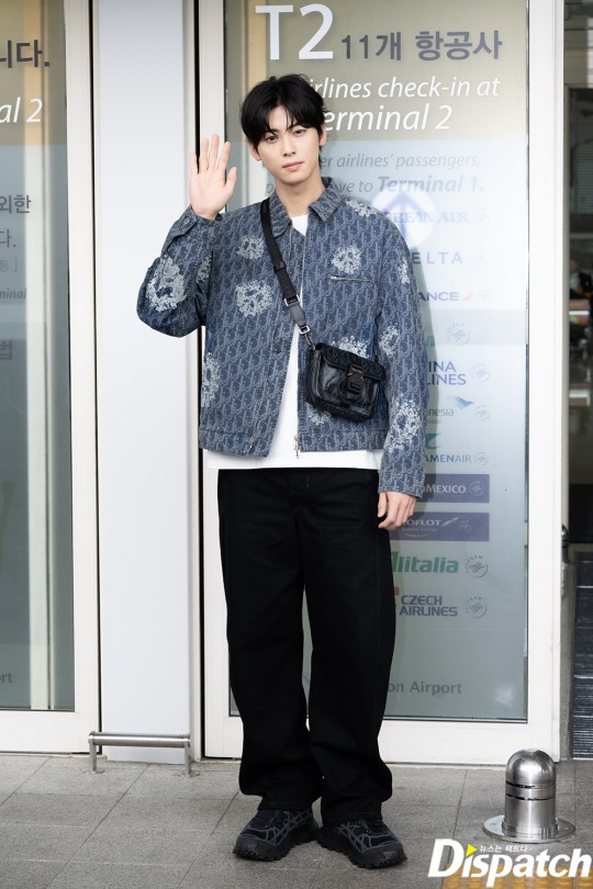 Cha Eun-Woo arrives at Incheon International Airport