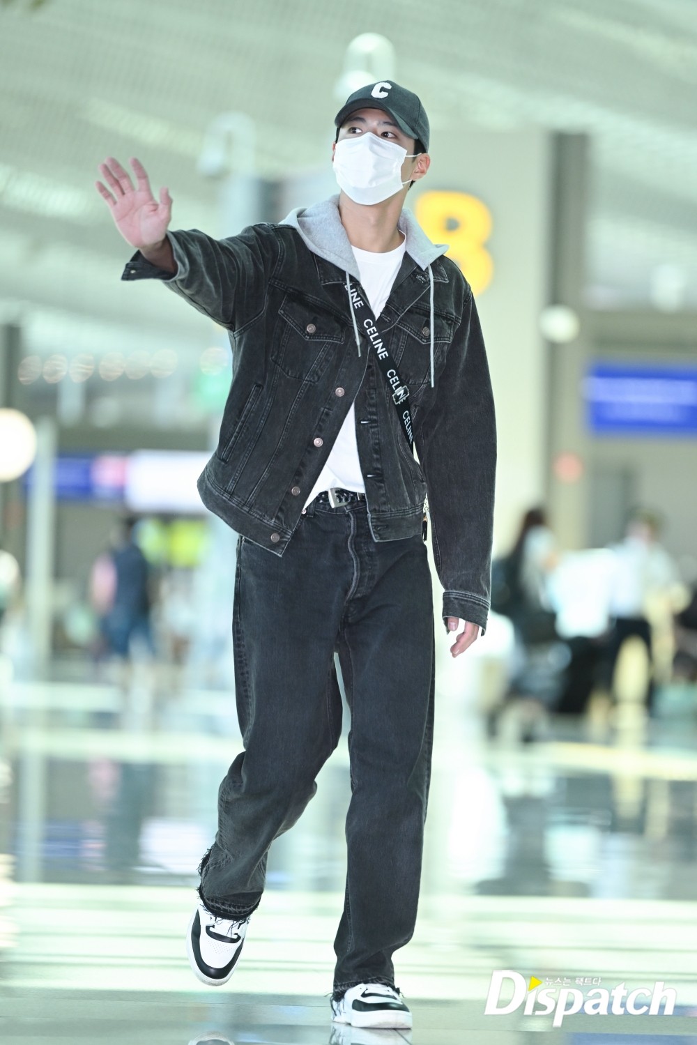 Park Bo Gum 🇵🇭 on X: Actor Park Bo-gum left for Tokyo, Japan through  Gimpo International On this day, Park Bo-gum created a warm airport fashion  with jeans and a shirt. The