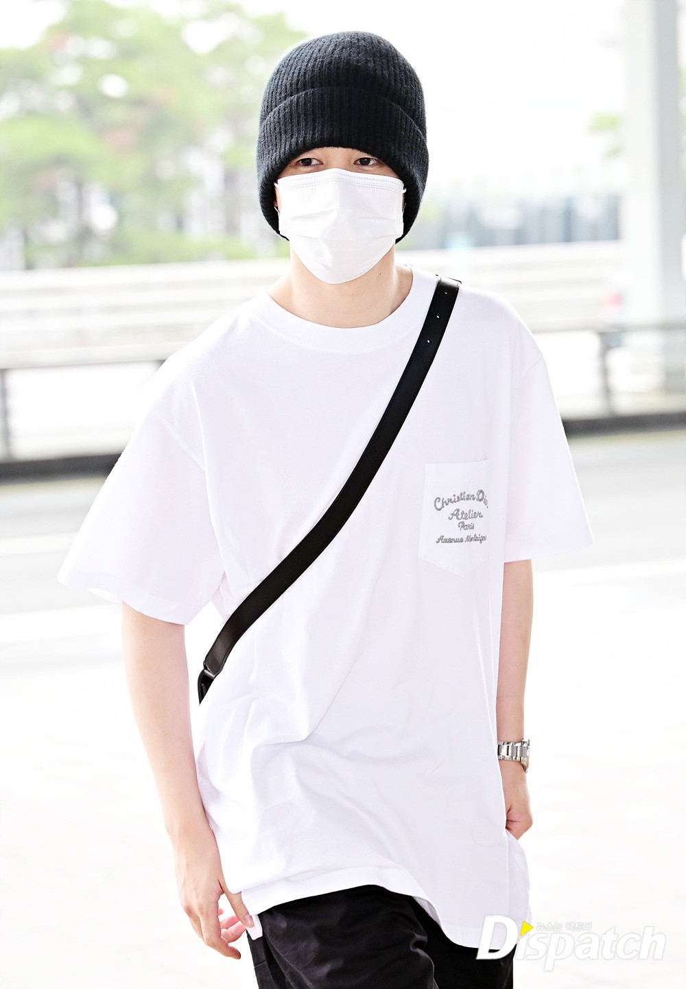 BTS' Jimin smiles for cameras at airport | DIPE.CO.KR