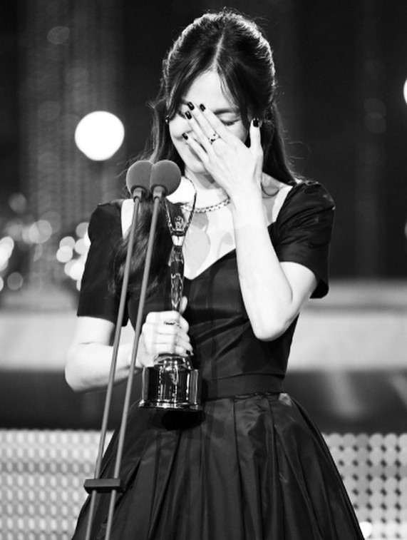 Song Hye-Kyo Shares Her Feelings About Winning the Grand Prize | DIPE.CO.KR