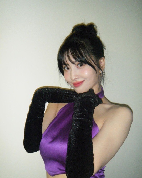 TWICE's Momo Stuns in Her Backless Outfit | DIPE.CO.KR